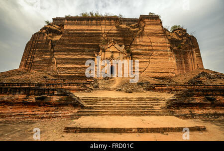 Rovine della pagoda Pahtodawgyi, noto anche come Pa Hto Gyi Taw, danneggiata da un terremoto nel Mingun, Myanmar Foto Stock