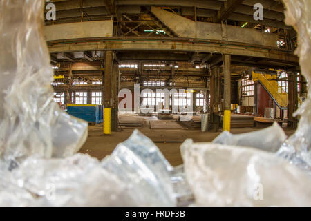 Abbandonato laboratorio attraverso la rottura del vetro di sicurezza. Foto Stock