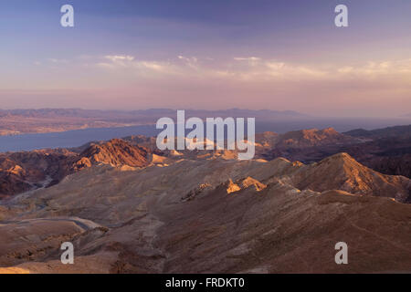 Vista della punta settentrionale del Mar Rosso, ad est della penisola del Sinai e ad ovest della Saudi Arabian terraferma da una piattaforma di osservazione a Eilat montagne Riserva Naturale nel sud di Israele, nel sud del deserto del Negev Foto Stock