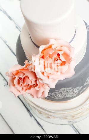 Close up di rosa torta di compleanno con marshmallows, macarons e