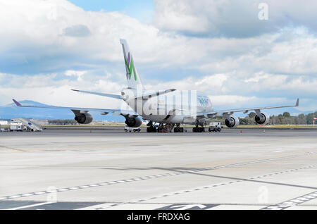 Gli aeromobili commerciali - Boeing 747-419-, di -Wamos aria- compagnia aerea, è parcheggiato al di fuori della pista, in aeroporto di Madrid. Giorno nuvoloso Foto Stock