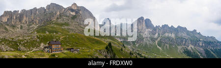 Panorama del gruppo del Catinaccio nelle Dolomiti Foto Stock