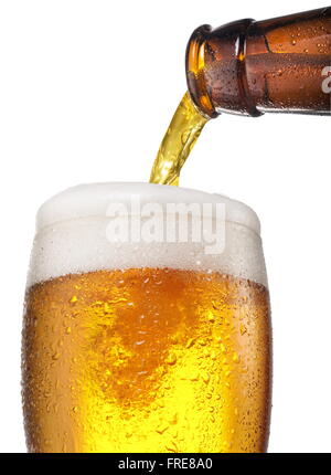 Il processo di spillatura della birra in vetro. Il file contiene i tracciati di ritaglio. Foto Stock