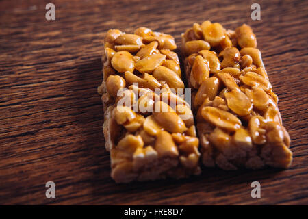 Kozinaki di arachide su uno sfondo di legno Foto Stock