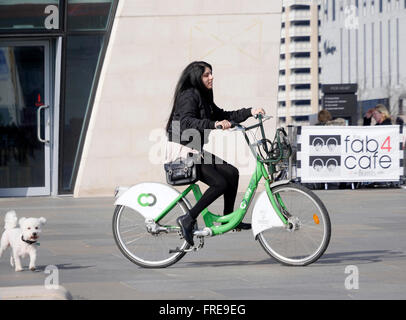 Escursioni in bicicletta su una citybike.Liverpool citybike del ciclo schema di noleggio offre biciclette a noleggio da più di 140 stazioni attraverso la città.it è il più grande pubblico noleggio bicicletta regime nel paese al di fuori di Londra e vi sarà presto sarà un totale di 1.000 biciclette. Foto Stock