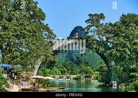 Nel Guangxi, Cina - 29 settembre , 2014 : Yulong fiume tra Guilin e Yangshuo nella provincia di Guangxi Cina Foto Stock