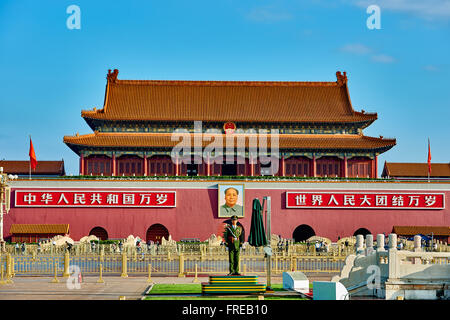 Pechino , Cina - 24 Settembre 2014: soldato cinese di fronte alla porta della Pace Celeste piazza Tiananmen la Città Proibita di Pechino CINA Foto Stock