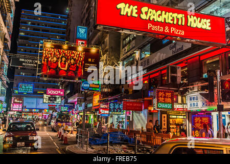 Kowloon, Hong Kong, Cina- Giugno 9, 2014: strade le luci notturne di Nathan Road in Tsim Sha Tsui Foto Stock