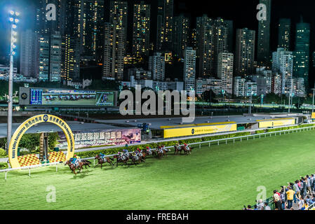 Happy Valley, Hong Kong, Cina - 5 Giugno 2014: corsa di cavalli a Happy Valley racecourse Foto Stock