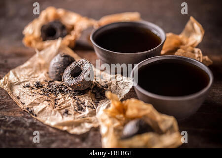 Ancora in vita con premuto Pu-erh tè e due piccole coppe Foto Stock
