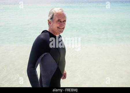 Ritratto di felice uomo senior in neoprene Foto Stock