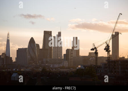 Vista della città di Londra, visto da di Hackney, a est di Londra. Regolazione del sole rendendo l'ora d'oro. Foto Stock