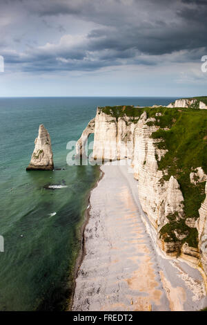 Les Falaises d'Étretat, Aiguille d'Étretat, Étretat, dipartimento Seine-Maritime, Normandia, Francia Foto Stock