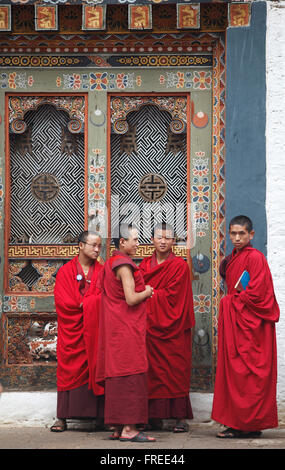 I monaci di fronte al Punakha Dzong, monastero buddista fortezza, Punakha distretto, Bhutan Foto Stock