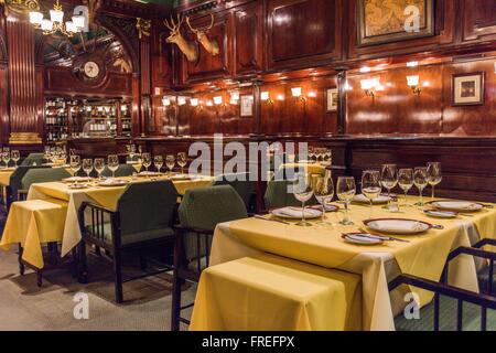 Le tabelle previste per gli ospiti al ristorante rivestito da pannelli in legno Foto Stock