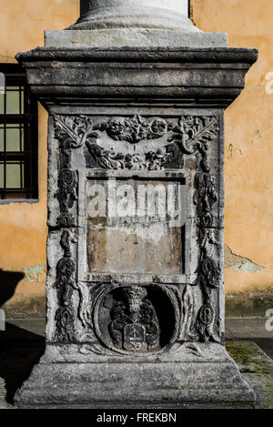 Vecchio Monumento Vittoriano motivi floreali close up Foto Stock