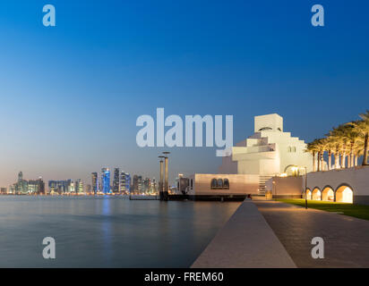 Vista notturna del Museo di Arte Islamica di Doha in Qatar Foto Stock