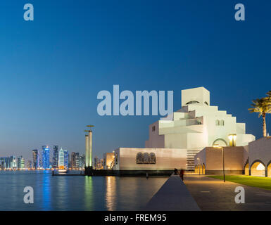 Vista notturna del Museo di Arte Islamica di Doha in Qatar Foto Stock