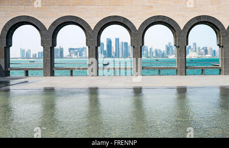 Vista dei grattacieli moderni in West Bay distretto di Doha dal Museo di Arte Islamica in Qatar Foto Stock