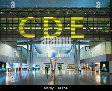 Interno del moderno terminal passeggeri Building a new Hamad dall'Aeroporto Internazionale di Doha in Qatar Foto Stock