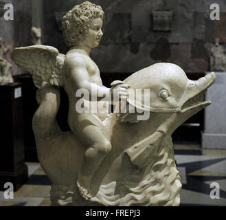 Arte romana. Eros a cavallo di un delfino. opera romana dopo i modelli greci del III secolo A.C. Il marmo. Statua fontana. Lo stato Museo Hermitage. San Pietroburgo. La Russia. Foto Stock