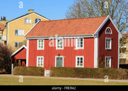 Kalmar, Svezia - 17 Marzo 2016: un tradizionale vecchio casa svedese in due piani. La casa è di colore rosso con angoli bianchi. Un moderno b Foto Stock