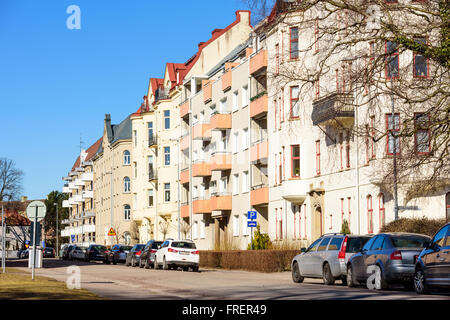 Kalmar, Svezia - 17 Marzo 2016: l'architettura lungo Vegagatan con le auto parcheggiate lungo la strada. Foto Stock