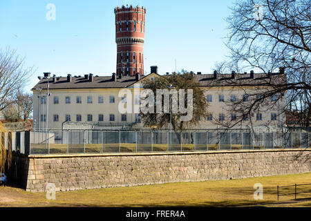 Kalmar, Svezia - 17 Marzo 2016: Il carcere edificio con l'esercizio in cortile e nei dintorni di filo spinato e recinzione reticolare. La gente a piedi Foto Stock