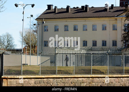 Kalmar, Svezia - 17 Marzo 2016: Il carcere edificio con l'esercizio in cortile e nei dintorni di filo spinato e recinzione reticolare. La gente a piedi Foto Stock