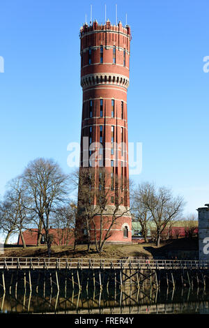 Kalmar, Svezia - 17 Marzo 2016: la vecchia torre di acqua della città è stata costruita nel 1887-1900 e 65 m di altezza. Oggi esso contiene 11 a Foto Stock