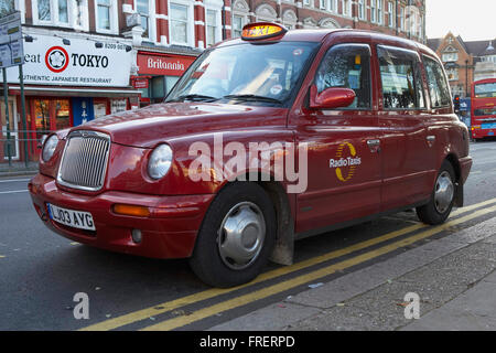 Europa, Gran Bretagna, Inghilterra, Londra, rosso con taxi con luce Foto Stock