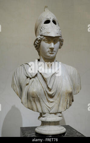 Busto di Atena, dea della sapienza e della guerra giusta, patrona dei mestieri. Opera Romana. 2° C. Annuncio. Dopo il greco originale della fine del V c. BC. Lo stato Museo Hermitage. San Pietroburgo. La Russia. Foto Stock