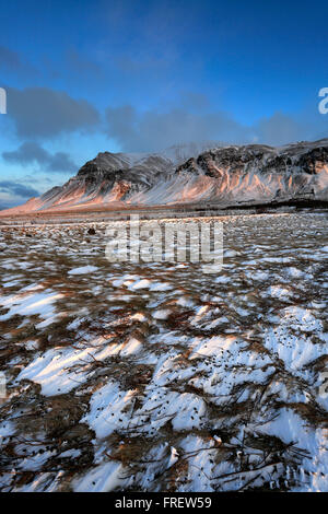 Inverno tramonto sull'Esja montagna South Western Islanda, l'Europa. Foto Stock