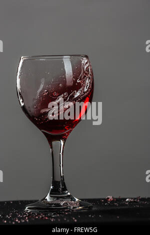 Vino rosso splash in vetro Foto Stock
