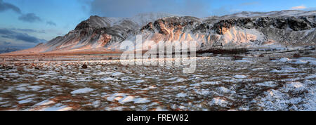 Inverno tramonto sull'Esja montagna South Western Islanda, l'Europa. Foto Stock