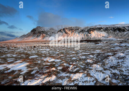 Inverno tramonto sull'Esja montagna South Western Islanda, l'Europa. Foto Stock