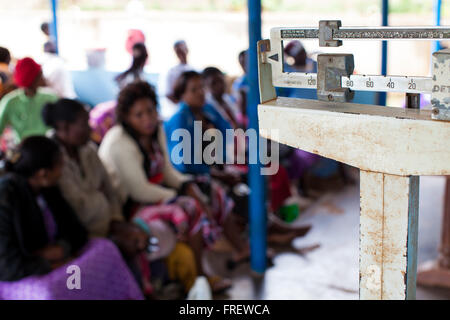 Le donne di aspettare di essere pesati e controllati presso un anti natal clinic, Uganda Africa Foto Stock