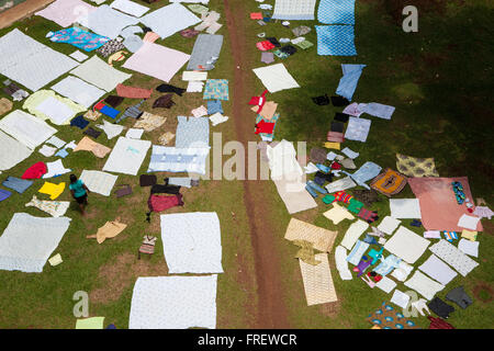 Guardando verso il basso in corrispondenza di pazienti' Lavaggio Asciugatura al sole in Ospedale Mulago, Uganda, Africa Foto Stock