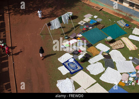 Una vista di pazienti' Lavaggio Asciugatura al sole in Ospedale Mulago, Uganda, Africa Foto Stock