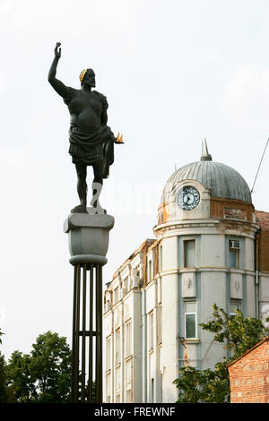La statua di Philip II Macedon, re del greco antico regno, sulla piazza Dzhumajata a Plovdiv in Bulgaria Foto Stock
