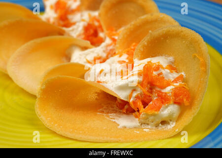 Khanom Beaung tailandese o una sorta di pancake riempito il cibo thai o Thai Style Crisp Tart sul vassoio, Thailandia - (messa a fuoco selettiva) Foto Stock