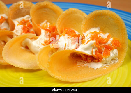 Khanom Beaung tailandese o una sorta di pancake riempito il cibo thai o Thai Style Crisp Tart sul vassoio, Thailandia - (messa a fuoco selettiva) Foto Stock