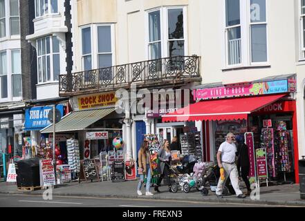 I negozi per turisti sul lungomare di Brighton Brighton vendita Rock e pesce e patatine. Foto Stock