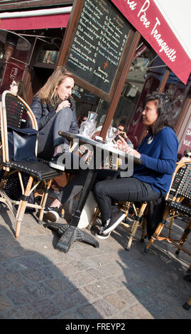 Giovani donne in un caffè di Parigi Francia in inverno Foto Stock