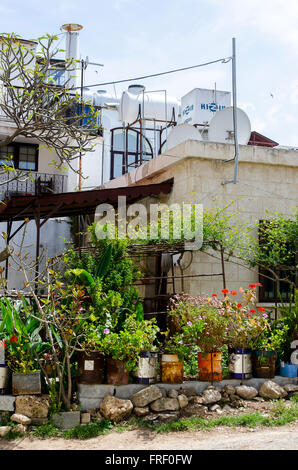 Giardino con cortile in Kyrenia, sulla costa nord di Cipro. Foto Stock