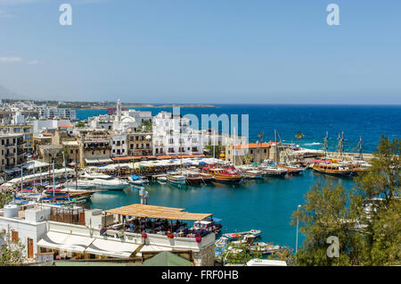 Le barche nel porto di Kyrenia sulla costa settentrionale di Cipro. Foto Stock