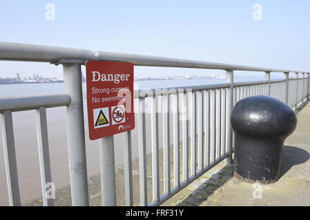 Pericolo forti correnti nessun segno di nuoto sulle ringhiere dal fiume Mersey, centro di Liverpool, in Inghilterra, Regno Unito Foto Stock