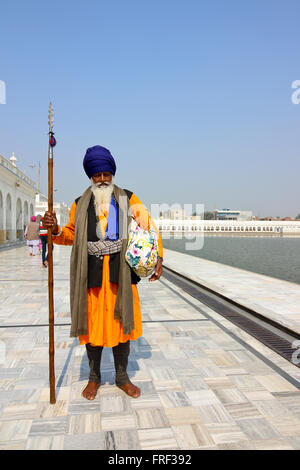 Tradizionalmente un vestito tempio sikh guard dal santo piscina o sarovar a Tarn Taran Gurdwara in Punjab (India). Foto Stock