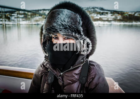 Modello femminile vestito per la alta Arctic in inverno, Tromso, Norvegia. Foto Stock