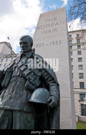 Una statua di un soldato di fronte di guerra coreana monumento, Londra, Regno Unito. Foto Stock